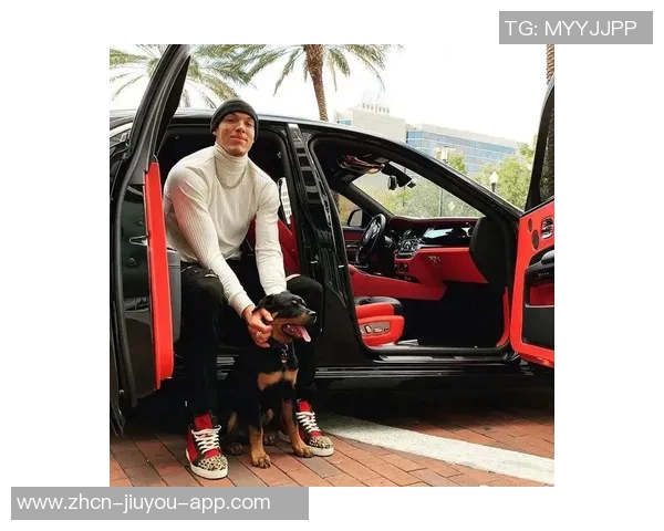 阿隆戈登新纹身惊艳亮相双黑臂环引发球迷热议